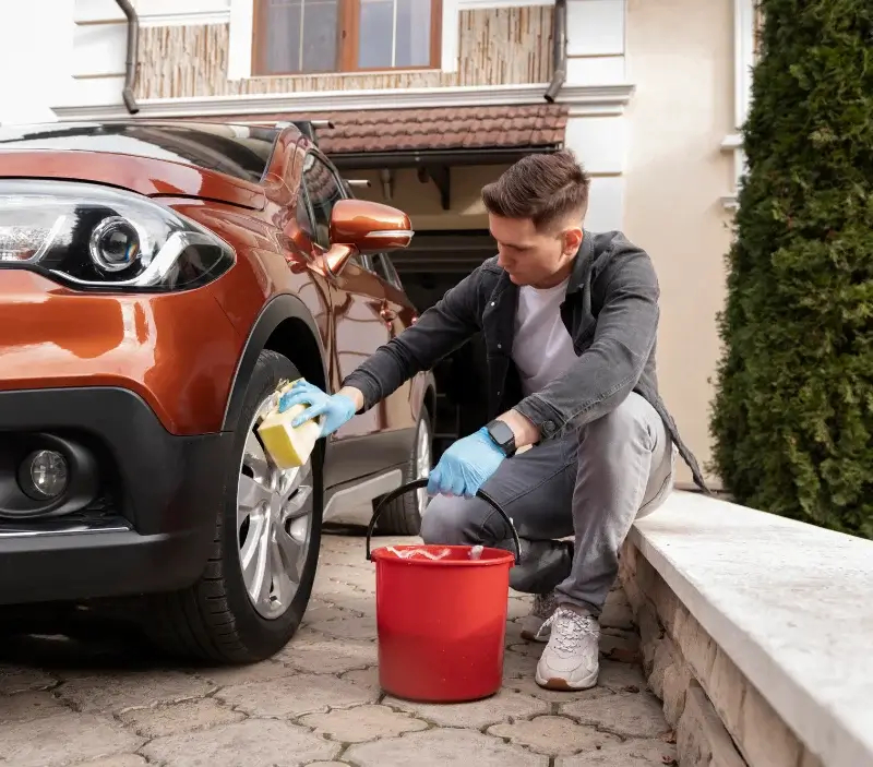 Lavage auto à domicile Matemale : professionnel intervenant sur un véhicule